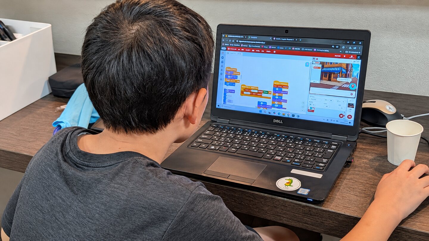 IT自由研究室でScratchのプログラミングに取り組む子どもの様子