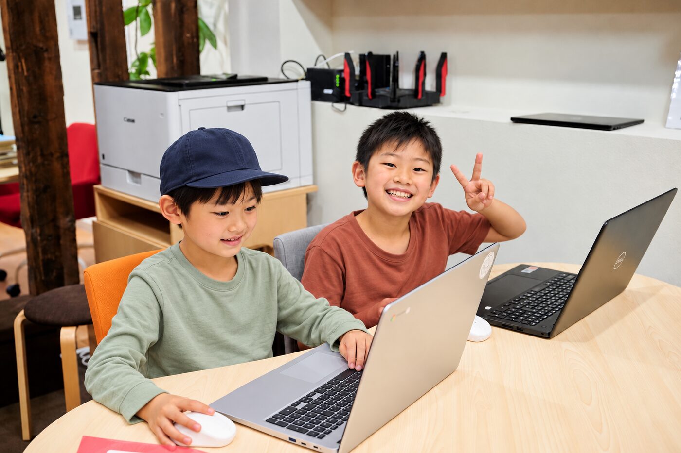 IT自由研究室でパソコンに取り組む二人の子どもたち